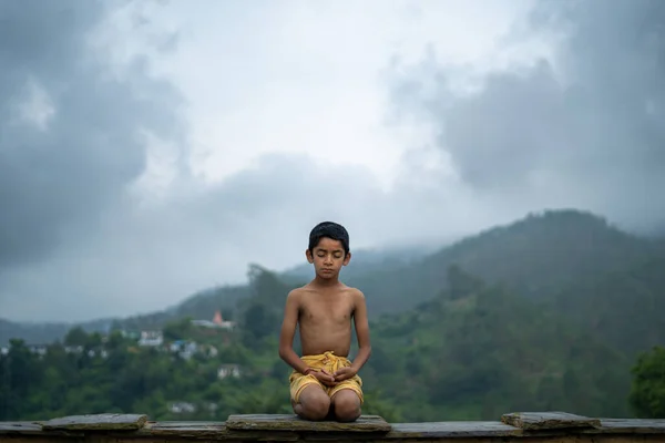 Joven Indio Lindo Niño Haciendo Yoga Las Montañas Usando Dhoti — Foto de Stock