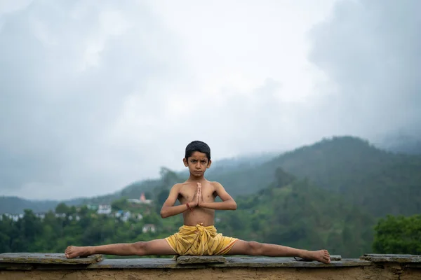 Genç Hintli Şirin Bir Çocuk Dağlarda Yoga Yapıyor Dhoti Giyiyor — Stok fotoğraf