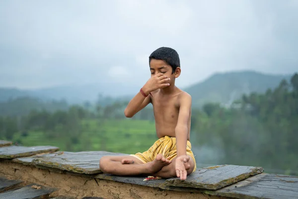 Joven Indio Lindo Niño Haciendo Yoga Las Montañas Usando Dhoti — Foto de Stock