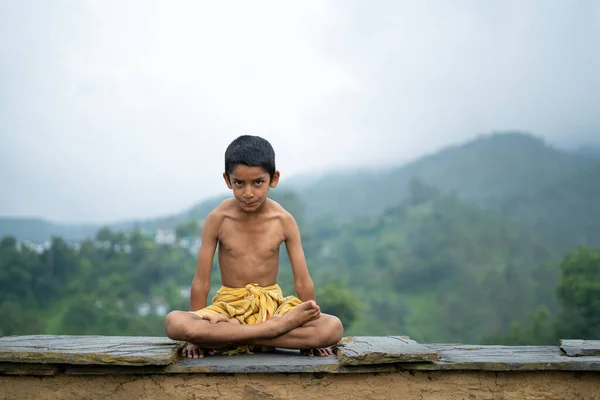 Joven Indio Lindo Niño Haciendo Yoga Las Montañas Usando Dhoti — Foto de Stock