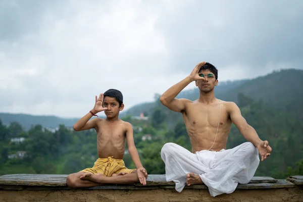 Joven Guapo Haciendo Yoga Con Niño Techo Una Casa Situada — Foto de Stock