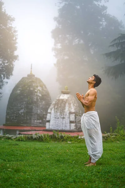 Joven Con Cuerpo Destrozado Vistiendo Dhoti Rezando Templo Temprano Mañana — Foto de Stock