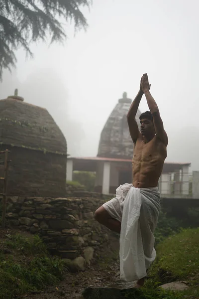 Joven Con Cuerpo Destrozado Vistiendo Dhoti Rezando Templo Temprano Mañana — Foto de Stock