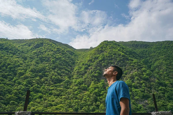 Junger Indischer Junge Genießt Die Aussicht Auf Grüne Berge — Stockfoto