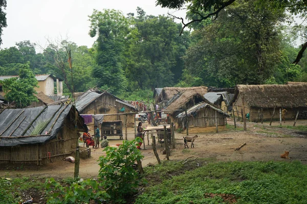 ALMORA, Hindistan - Eylül 02, 2020 UTTRAKHand 'da çamur kulübeleri, kümes hayvanları ve avluda gezinen insanlar olan bir Hint kırsal köyü..