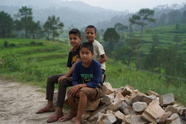 ALMORA, Hindistan - 6 Eylül 2020: birlikte oturan üç pahadi çocuğunun portresi. Eğlence ve mutluluk konsepti.