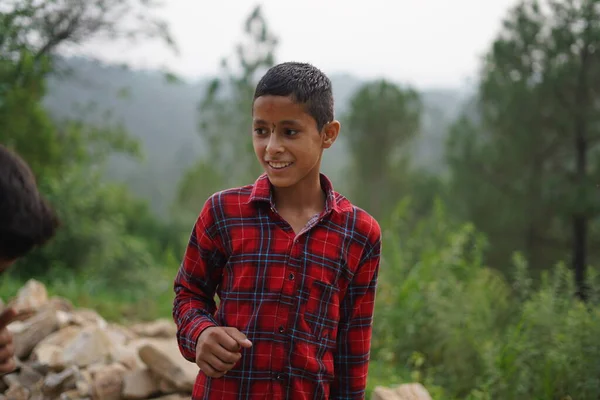 ALMORA, Hindistan - 06 Eylül 2020: alnında tilak olan bir pahadi çocuğunun portresi. Eğlence ve mutluluk konsepti.