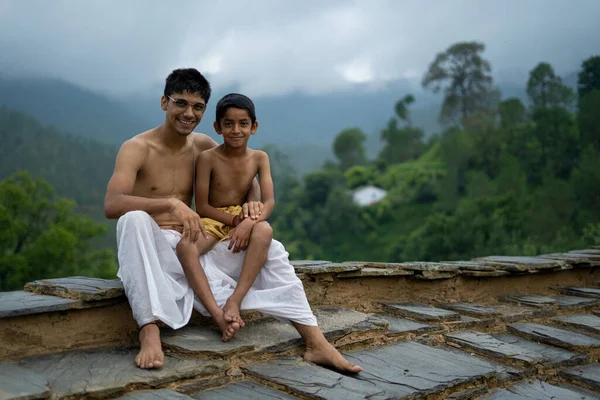 Joven Sentado Techo Con Hermano Menor Ambos Vistiendo Dhoti Sonriendo — Foto de Stock