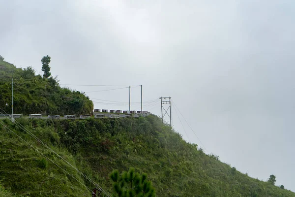 Sisli Dağlarda Bir Yol Manzarası — Stok fotoğraf