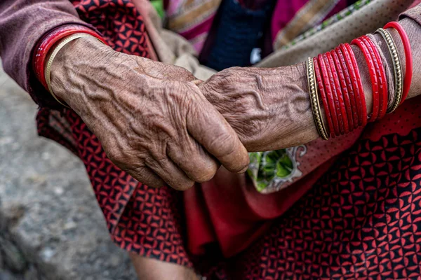 Egy Idős Indiai Kezei Pihennek Vörös Szárin — Stock Fotó