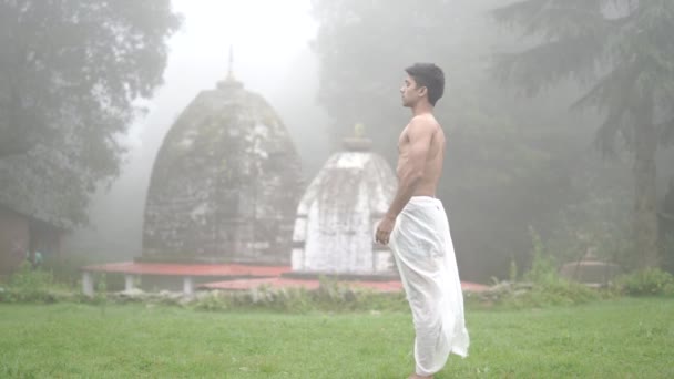 Giovane Con Corpo Triturato Che Indossa Dhoti Pregando Nel Tempio — Video Stock