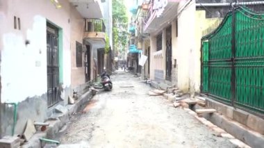 Delhi 'nin başkentinin boş yollarında otobüs ve otomobil gibi hareket halindeki bir araçtan gelen bir yolcunun POV perspektifi.