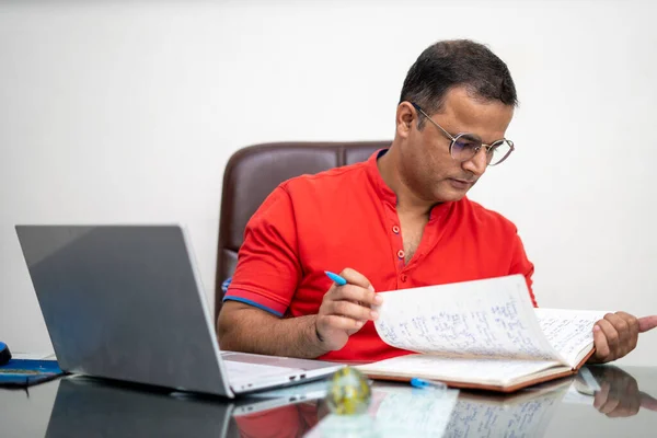 Tecnología Trabajo Remoto Concepto Estilo Vida Hombre Indio Feliz Gafas —  Fotos de Stock