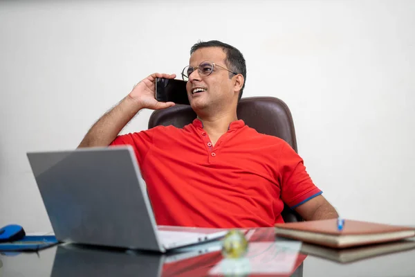 Technologie Remote Job Lifestyle Concept Gelukkige Indiaanse Man Bril Met — Stockfoto
