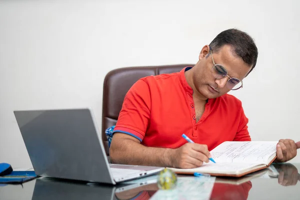 テクノロジー リモートジョブ ライフスタイルの概念 オフィスで働くノートパソコンとガラスの幸せなインド人男性 — ストック写真