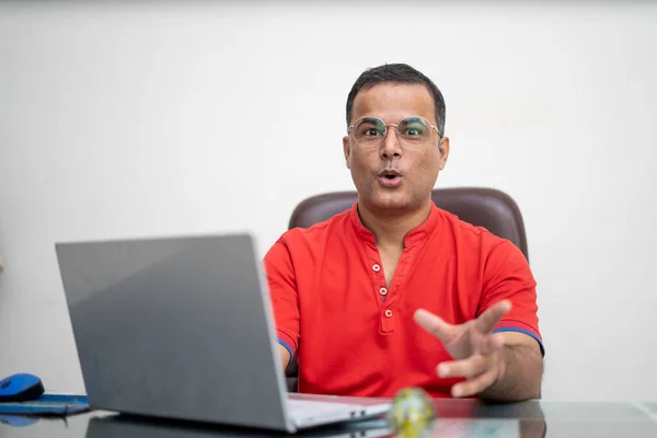 Technologie Remote Job Lifestyle Concept Gelukkige Indiaanse Man Bril Met — Stockfoto