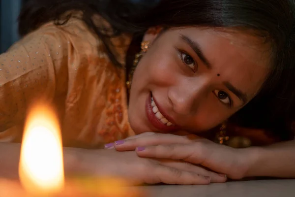 Piękne Indyjskie Dziewczyna Oświetlenie Diyas Przechowywane Talerzu Świętować Diwali Indiach — Zdjęcie stockowe