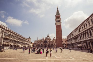 Mayıs 23.2019 - Venedik / İtalya The Patriarchal Cathedral Basilica of Saint Mark, San Marco Meydanı ve Saint Mark 's Campanile gün batımında turistler