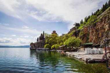 Arka planda Aziz John Kilisesi ile aydınlık bir yaz gününde Ohri Gölü, Kuzey Makedonya Cumhuriyeti (FYROM)