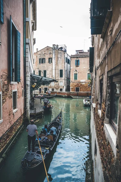 2019 Венеция Италия Гондольеры Ждут Выхода Большой Канал — стоковое фото