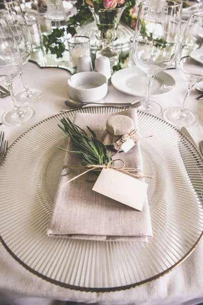 Kırsalda hazırlanmış lüks bir düğün masası, kristal masa örtüsü ve keten peçete.