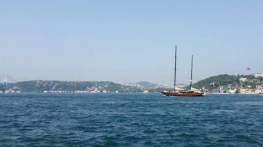 İstanbul, Türkiye 'de bir yaz günü mavi Boğaz' da yelken açmak