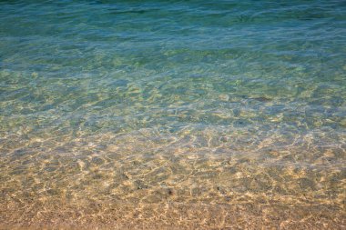 Bir yaz gününde açık, hafif dalgalı denizin fotokopi aletiyle yaklaş