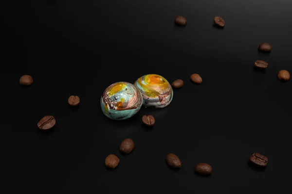 Chocolates Leite Redondo Coloridos Que Parecem Com Planetas Isolados Fundo — Fotografia de Stock