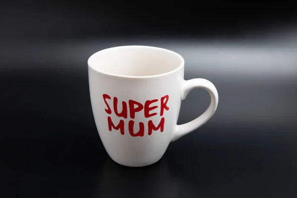Siyah arka planda izole edilmiş, boş, beyaz, süper anne kahve fincanı fotokopi alanı olan bir yakın çekim.
