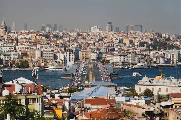 Karaköy ve Eminonu 'yu birbirine bağlayan Altın Boynuz' daki Galata Köprüsü 'nün panoramik görüntüleri, İstanbul, Türkiye, gündüz trafiği, yukarıdan