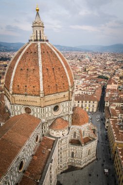 Piazza del Duomo 'daki Cattedrale di Santa Maria del Fiore (Floransa Katedrali) kubbesi (kare) Giotto' nun Campanile (çan kulesi), Florence, Toskana, İtalya