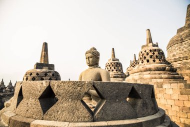 Dünyanın en büyük Budist Tapınağı Borobudur 'taki Buda heykeli Endonezya' daki Sunset Yogyakarta, Java Adası 'nda çekildi.