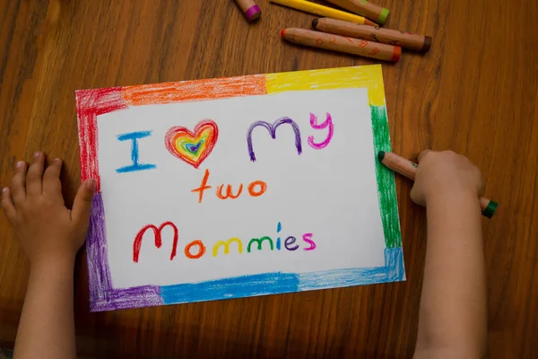 Mãos Criança Desenhando Quadro Para Seus Pais Gays Lendo Amo — Fotografia de Stock