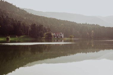 Sonbaharda dağların ve ağaçların yansıttığı güzel manzara bir ayna gibi sakin bir göle yansıyor Abant Gölü 'ne yansıyor.