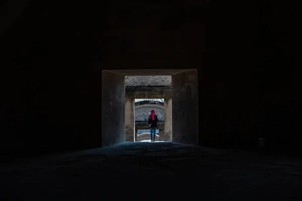 Taman Sari Su Kalesi, Yogyakarta, Endonezya 'da duran pembe başlıklı Endonezyalı kadın.