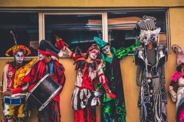 Havana / Küba - 04.16.2015: Kentsel Peyzaj Uluslararası Dans Festivali sırasında duvara karşı duran renkli stilt yürüyüşçüleri 