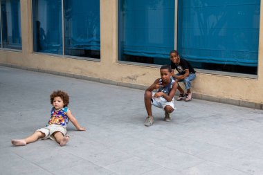 Havana / Küba - 04.16.2015: Afrikalı ve Kafkas Kübalı çocuklar sokakta birlikte oynuyorlar