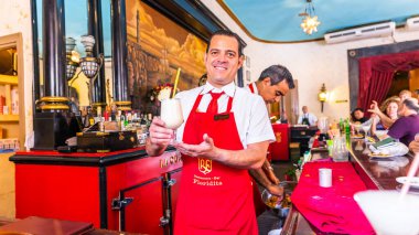 Havana / Küba - 04.15.2015: Ünlü Küba barı Floridita 'da Pina colada kokteyli servisi veren bir bar ihalesi, Havana, Küba