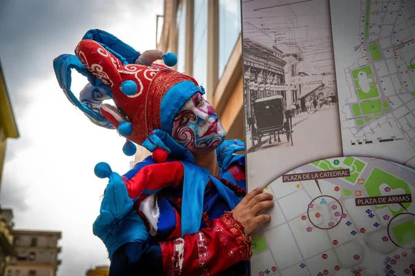 Havana / Küba - 04.16.2015: Kentsel Manzaralarda Uluslararası Dans Festivali sırasında renkli stilt walker pozu