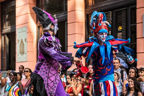 Havana / Küba - 04.16.2015: Kentsel Manzaralarda Uluslararası Dans Festivali sırasında dans eden renkli stilt yürüyüşçüleri 