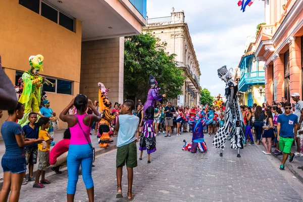 Havana / Küba - 04.16.2015: Kentsel Manzaralarda Uluslararası Dans Festivali sırasında dans eden renkli stilt yürüyüşçüleri 