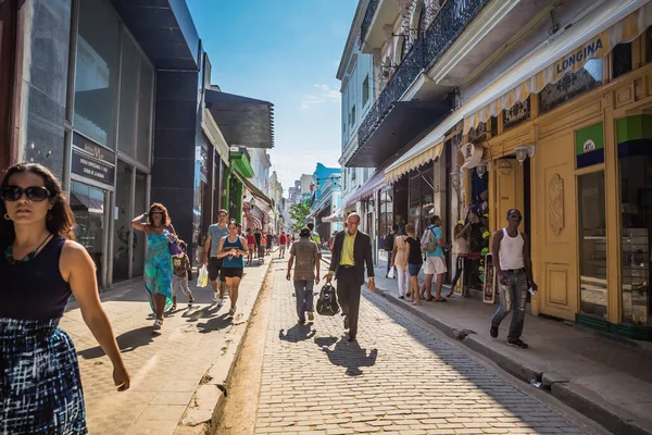 Havana / Küba - 04.15.2015: Havana 'nın ünlü ana caddesinde yürüyen Kübalı insan ve turistler: Calle Obispo