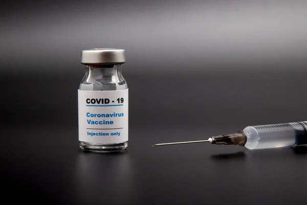 Covid Corona Virus Vaccine Injection Only 이라는 라벨이 병마개 Phial — 스톡 사진