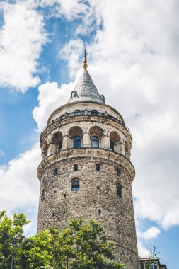 Bulutlu bir yaz gününde Galata Kulesi, İstanbul, Türkiye 'nin başlıca simgelerinden biri.