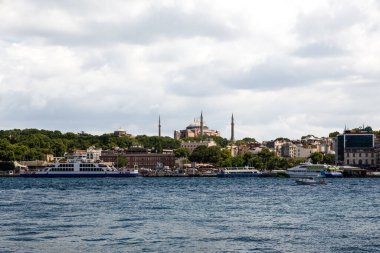 Eski İstanbul 'un panoramik görüntüleri; Ayasofya (Ayasofya) Camii Eminonu, Golden Horn, İstanbul, Türkiye' de feribot ve tekneler.