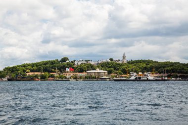 Eski İstanbul, Türkiye 'nin panoramik görüntüleri. Topkapı Sarayı, Eminonu, Sarayburnu, Sepetciler Pavyonu ve Altın Boynuz, İstanbul, Türkiye.