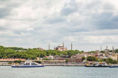 Eski İstanbul 'un panoramik görüntüleri; Ayasofya (Ayasofya) Camii Eminonu, Golden Horn, İstanbul, Türkiye' de feribot ve tekneler.