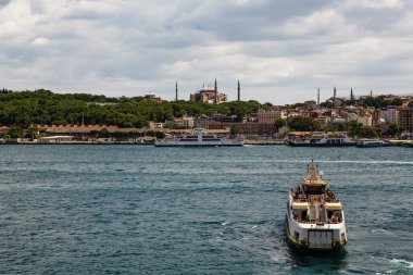 Eski İstanbul 'un panoramik görüntüleri; Ayasofya (Ayasofya) Camii Eminonu, Golden Horn, İstanbul, Türkiye' de feribot ve tekneler