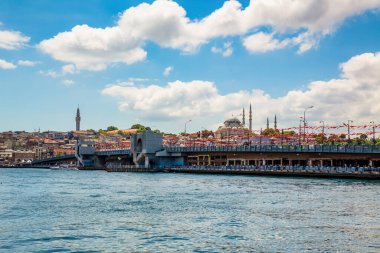 Altın Boynuz Köprüsü (Haliç koprusu), Spice (Mısır) Çarşısı, Beyazit Kulesi ve Türkiye 'nin Süleyman Camii' ni gösteren eski İstanbul kenti