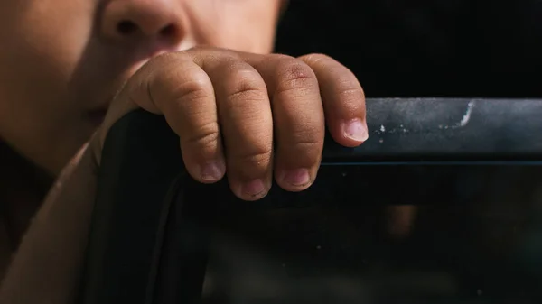 Mano Niño Irreconocible Jugando Coche — Foto de Stock